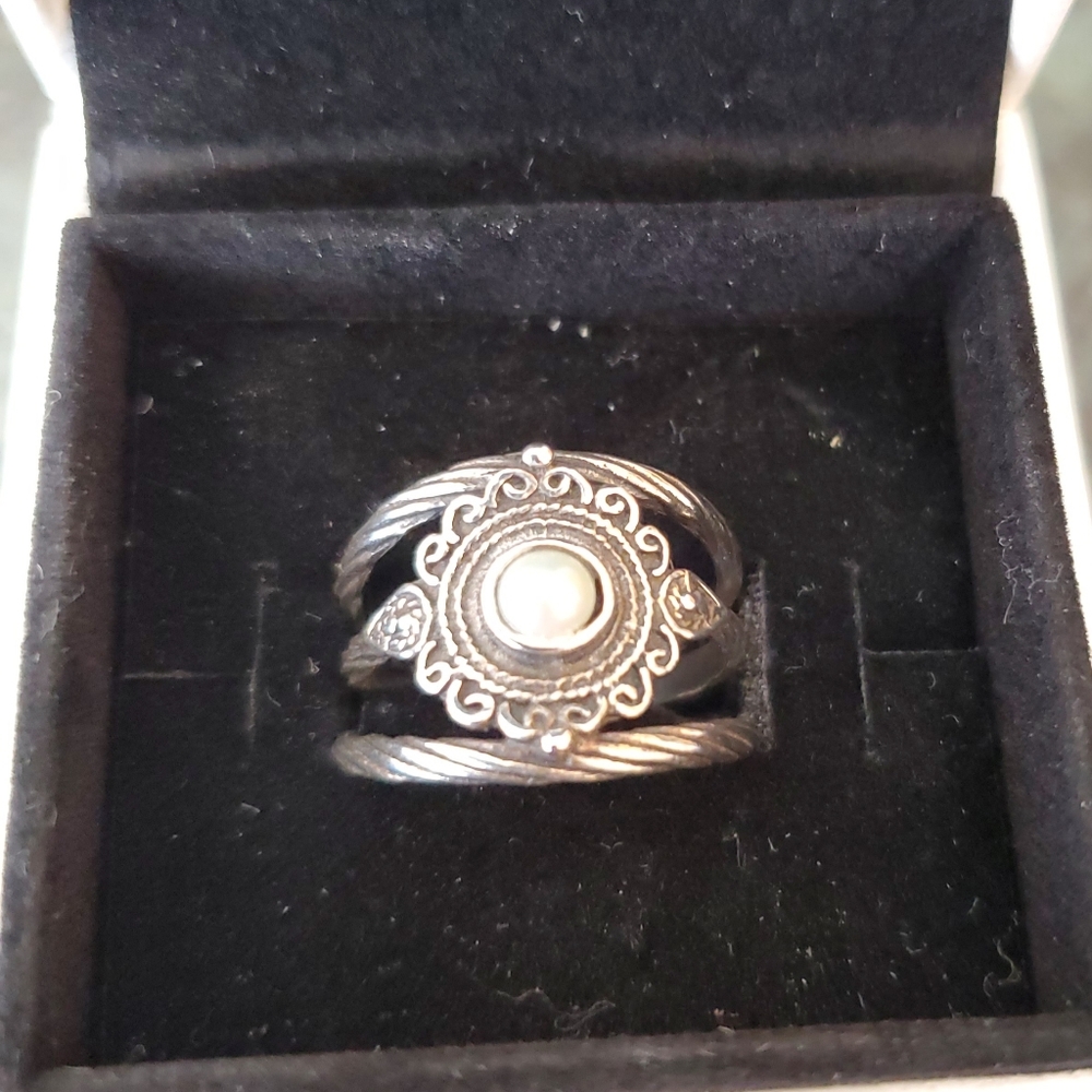 Lovely sterling silver, faux pearl ring, sz 8